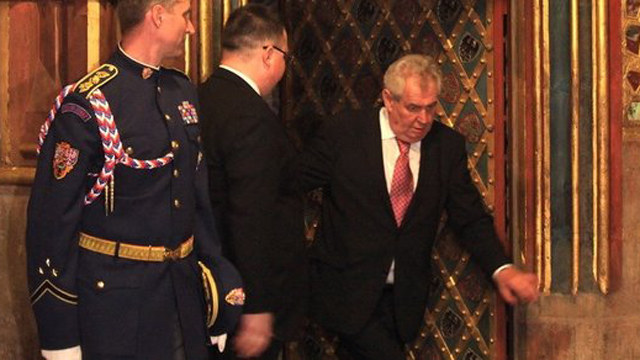 Miloš Zeman vrávoral u korunovačních klenot. Má virózu, říká mluvčí. Odkdy se pěti promile říká viróza?